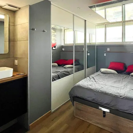 Coursives Red-light 107 Vue Apartament