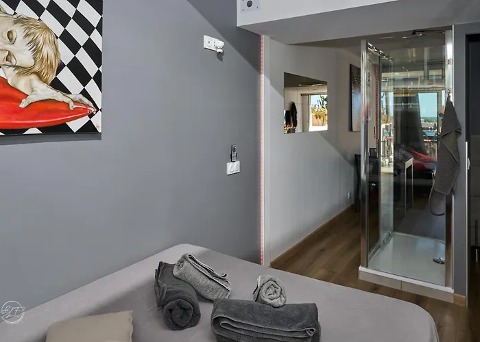 Coursives Red-light 107 Vue * Agde