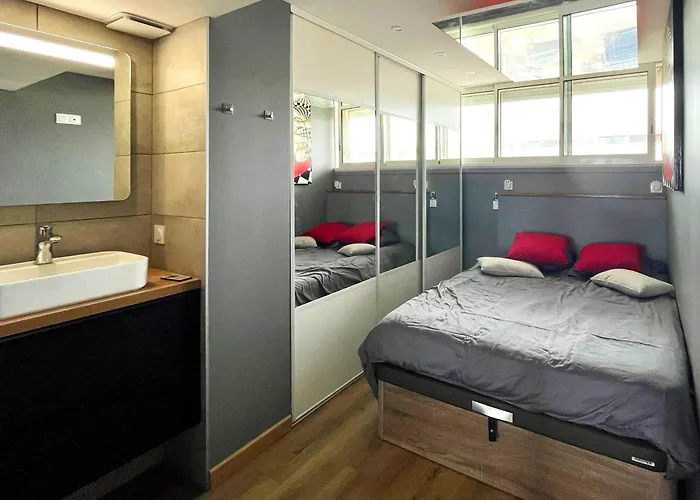 Coursives Red-light 107 Vue Apartamento